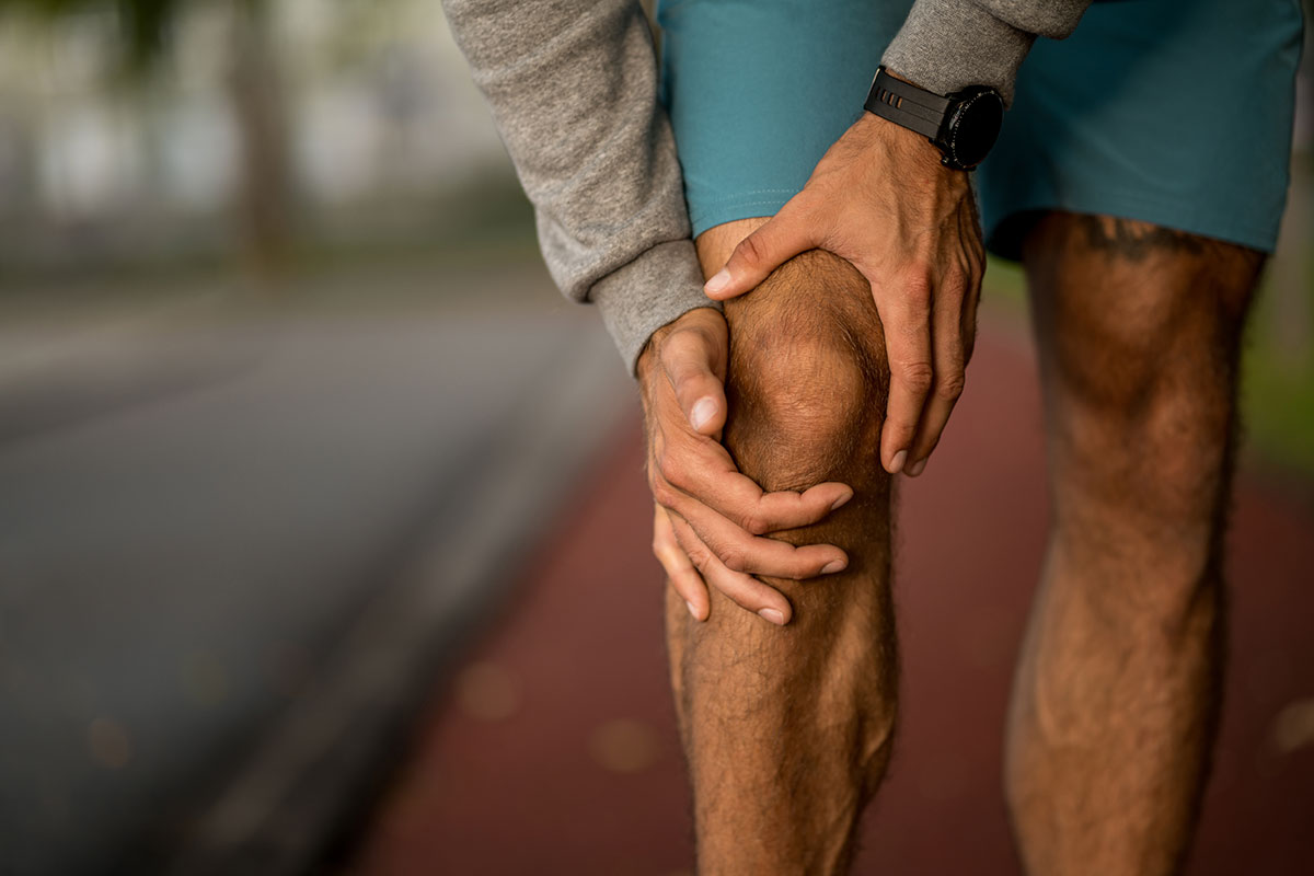 patient feeling knee pain